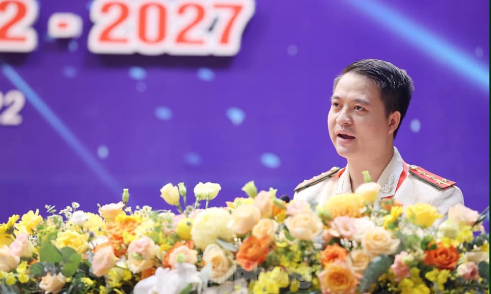 Anh Trần Văn Tân trình bày báo cáo thẩm tra tư cách đại biểu dự Đại hội. Ảnh: Như Ý