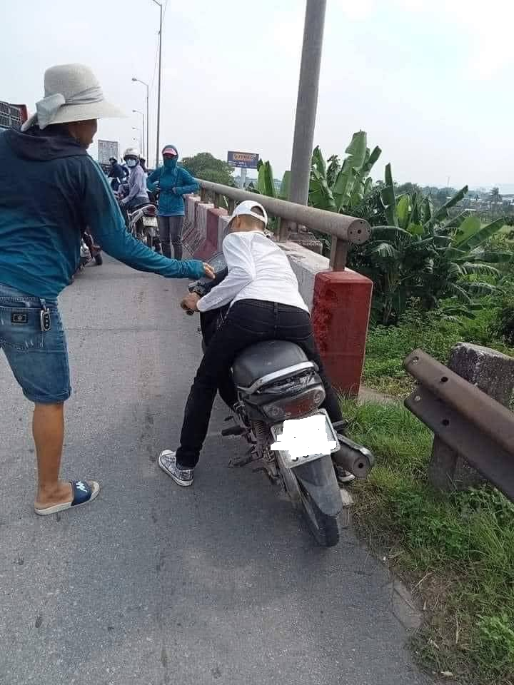 Nạn nhân Trần Văn Kiên được phát hiện đã tử vong trong tư thế ngồi trên xe máy