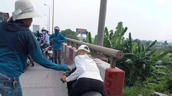 Hải Phòng: Nam thanh niên tử vong trong tư thế ngồi trên xe máy