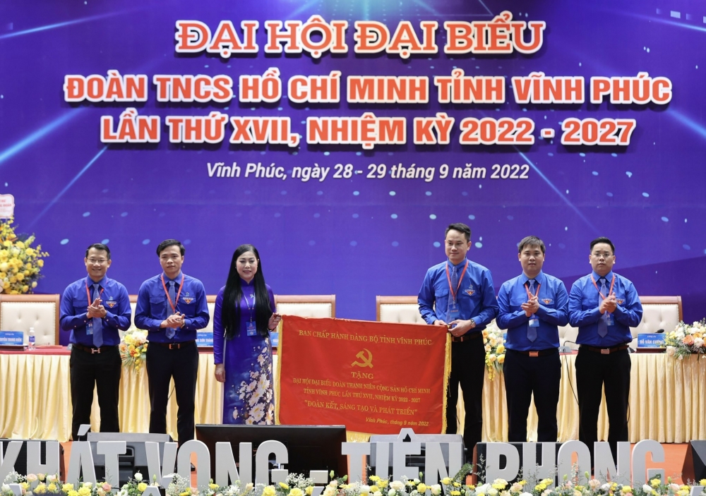 Đ/c: Bí thư Tỉnh ủy Hoàng Thị Thúy Lan tặng bức trướng chúc mừng Đại hội Đoàn TNCS Hồ Chí Minh tỉnh Vĩnh Phúc lần thứ XVII, nhiệm kỳ 2022 - 2027
