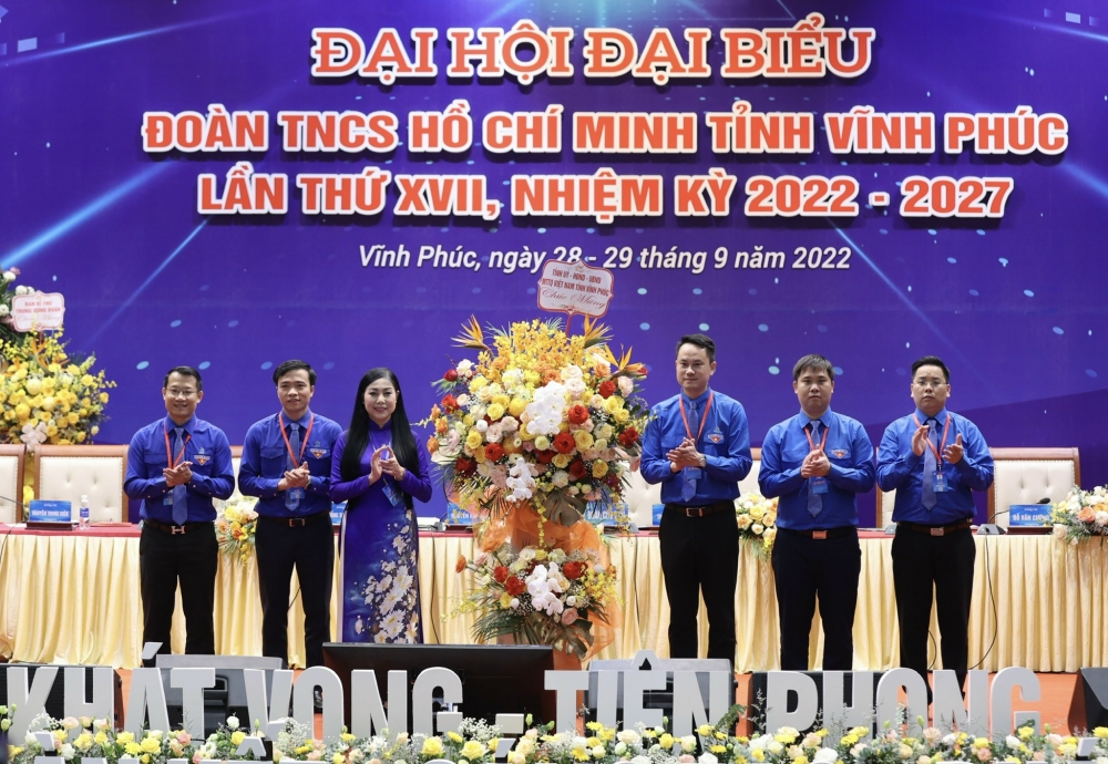 Đ/c: Bí thư Tỉnh ủy Hoàng Thị Thúy Lan tặng hoa chúc mừng Đại hội Đoàn TNCS Hồ Chí Minh tỉnh Vĩnh Phúc lần thứ XVII, nhiệm kỳ 2022 - 2027