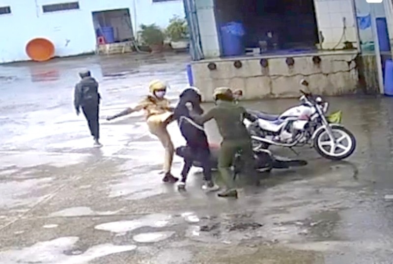 Hình ảnh 2 cảnh sát có hành vi bạo lực với 2 nam sinh vi phạm giao thông (Ảnh cắt từ clip)