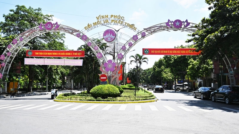 Vĩnh Phúc: Rực rỡ sắc đỏ chào đón Quốc khánh 2/9 tại TP Vĩnh Yên