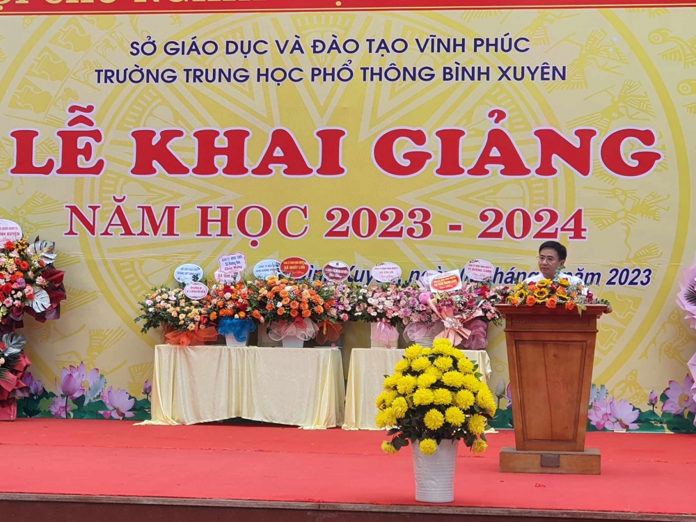 Nhà giáo Trần Xuân Lý- Phó hiệu trưởng trường THPT Bình Xuyên đọc thư Chủ tịch nước