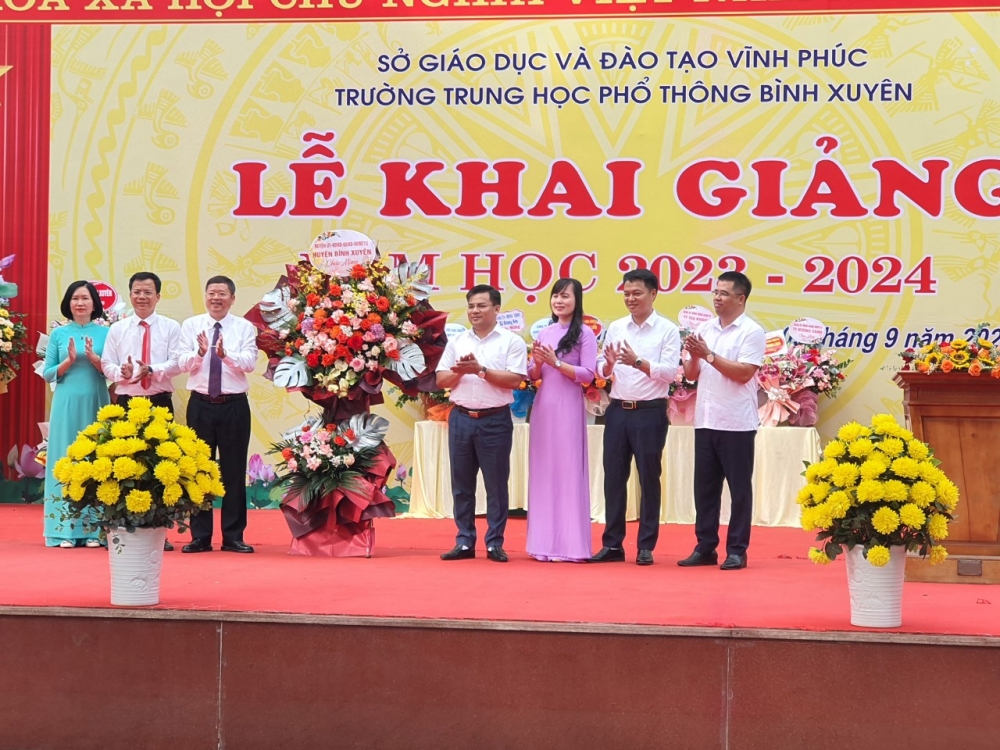 Lãnh đạo huyện Bình Xuyên tặng hoa chúc mừng lễ khai giảng năm học 2023-2024