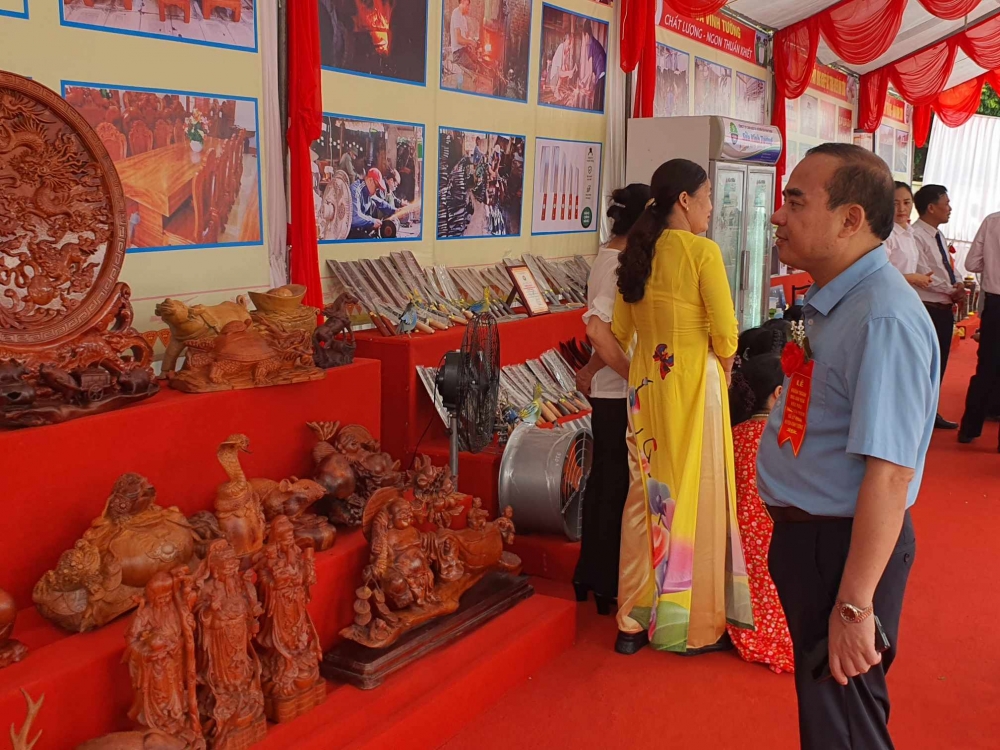 Chủ tịch UBND thành phố Phúc Yên thăm quan gian trưng bày sản phẩm Làng văn hóa thôn Bàn Mạch