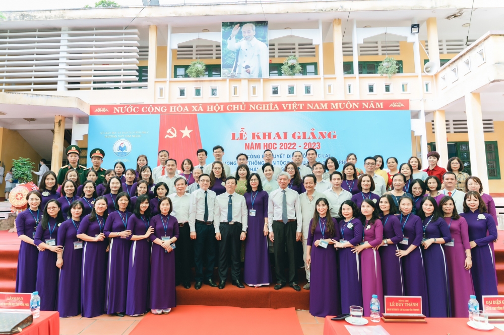 Đ/c Lê Duy Thành, phó BT tỉnh uỷ, Chủ tịch UBND Tỉnh chụp ảnh lưu niệm cùng nhà trường trong lễ khai giảng năm học 2022-2023
