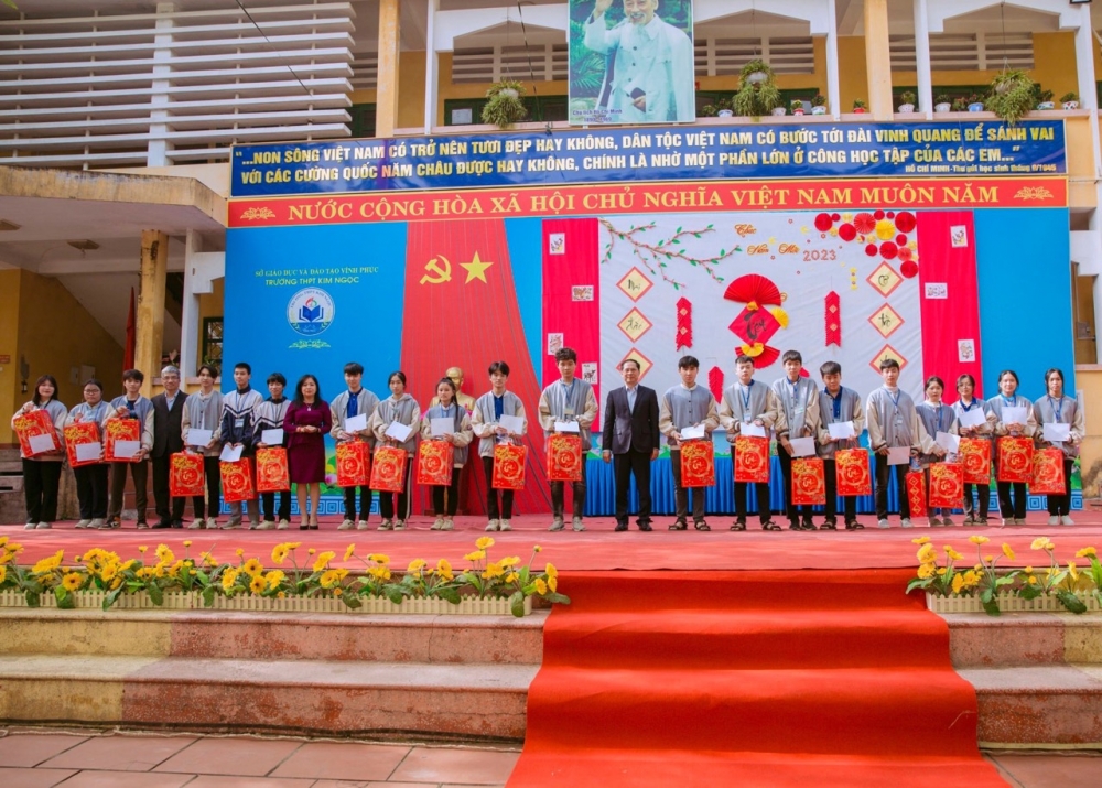 Bộ trưởng Bùi Thanh Sơn, UVTW Đảng, ĐBQH khoá XIII, Bộ trưởng Bộ ngoại giao thăm, chúc tết và tặng quà nhân dịp tết nguyên đán 2023