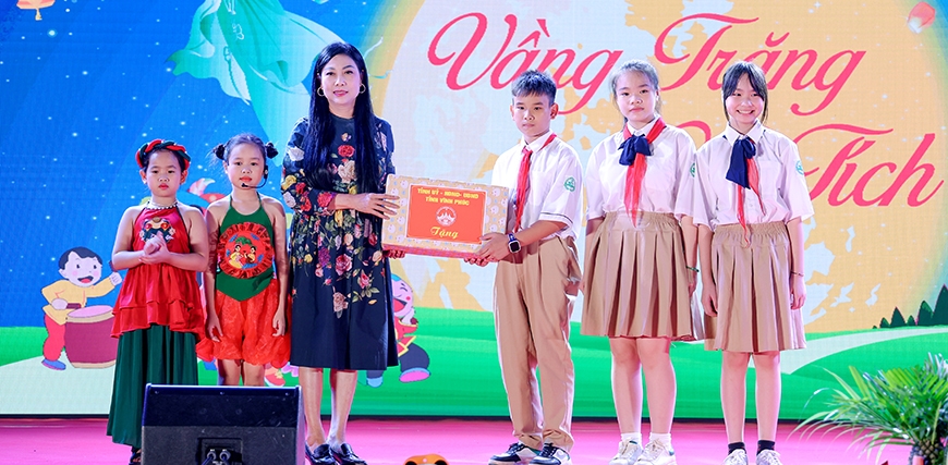 Bí thư Tỉnh ủy Hoàng Thị Thúy Lan tặng quà cho các em thiếu niên nhi đồng