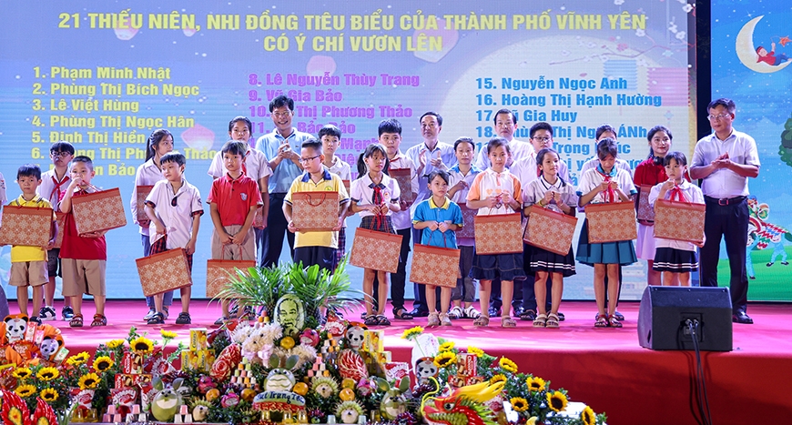 Lãnh đạo thành phố Vĩnh Yên tặng quà cho các em thiếu niên nhi đồng có hoàn cảnh khó khăn