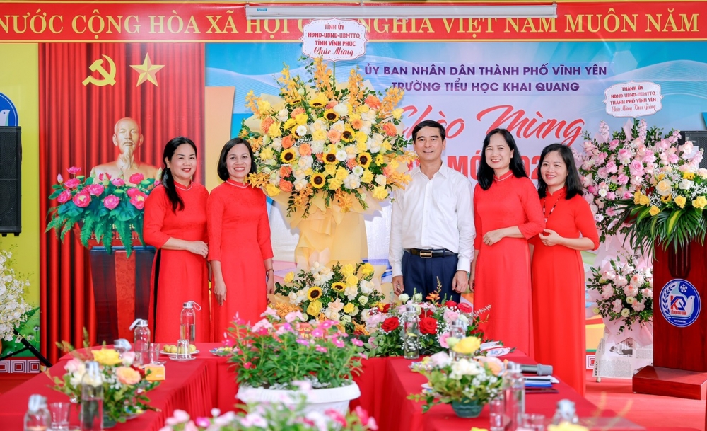 Bí thư Tỉnh ủy Dương Văn An tặng hoa chúc mừng cán bộ, giáo viên Trường THCS Khai Quang