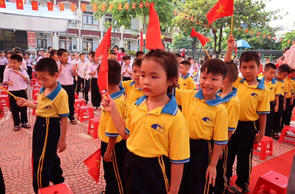 Các em học sinh phấn khởi năm học mới