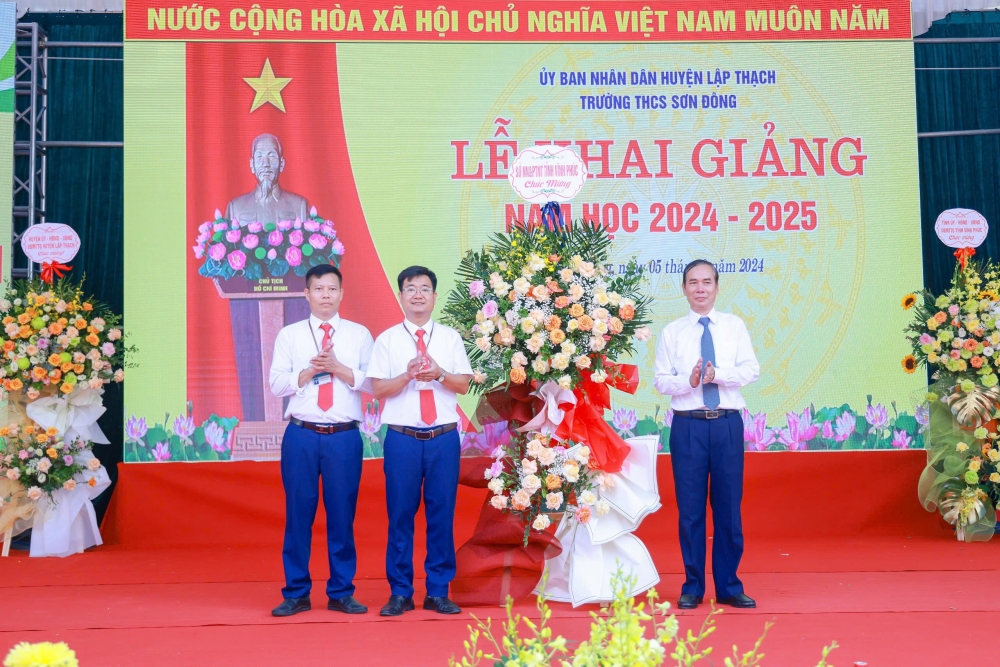 Giám đốc Sở Nông nghiệp tặng hoa chúc mừng nhà trường