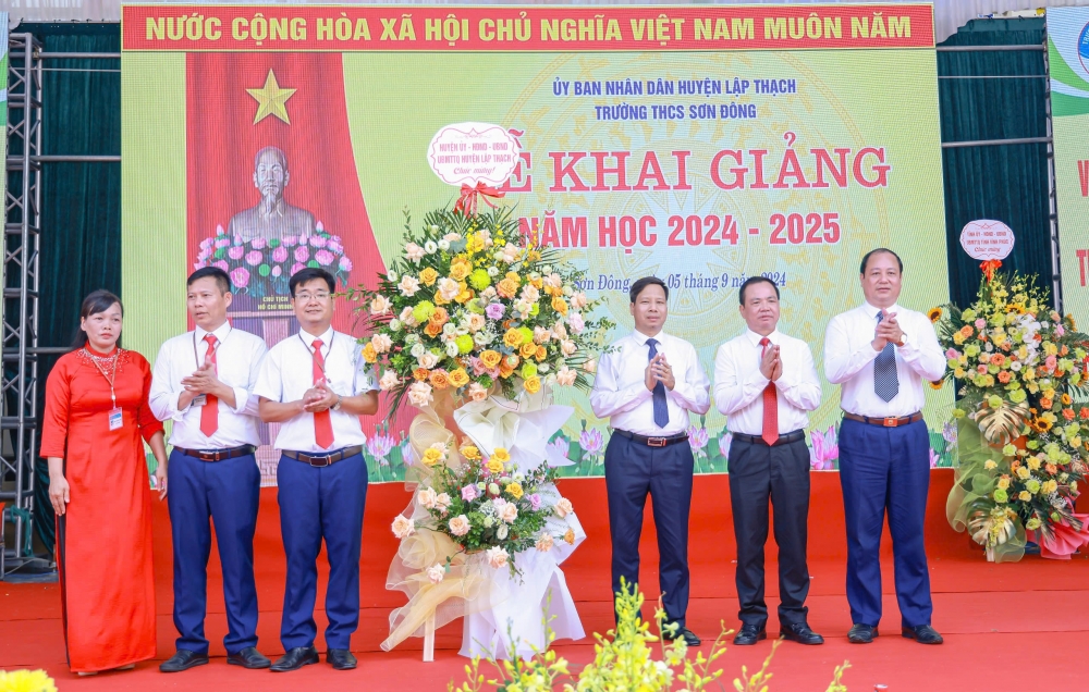 Lãnh đạo huyện Lập Thạch tặng hoa chúc mừng nhà trường