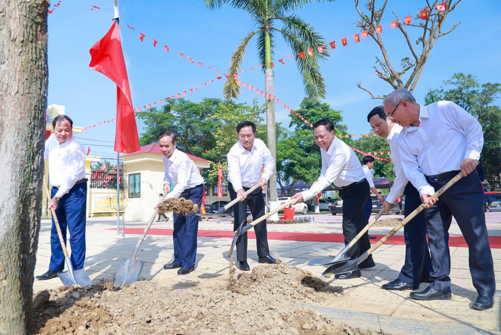 Chủ tịnh tỉnh, huyện trồng cây tại nhà trường