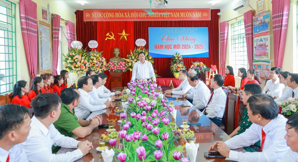 Chủ tịch UBND tỉnh Trần Duy Đông trao Bằng khen cho tập thể Trường Mầm non Sơn Đông vì có thành tích xuất sắc trong năm học 2023 - 2024