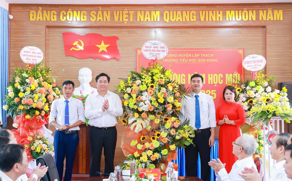 Chủ tịch UBND tỉnh Trần Duy Đông trao Bằng khen cho tập thể Trường Mầm non Sơn Đông vì có thành tích xuất sắc trong năm học 2023 - 2024