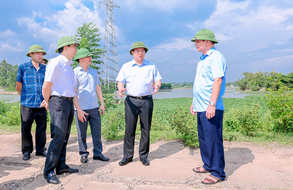 Chủ tịch UBND tỉnh Trần Duy Đông kiểm tra thực trạng tuyến đê Sáu Vó trên địa bàn thành phố Vĩnh Yên và huyện Bình Xuyên. 