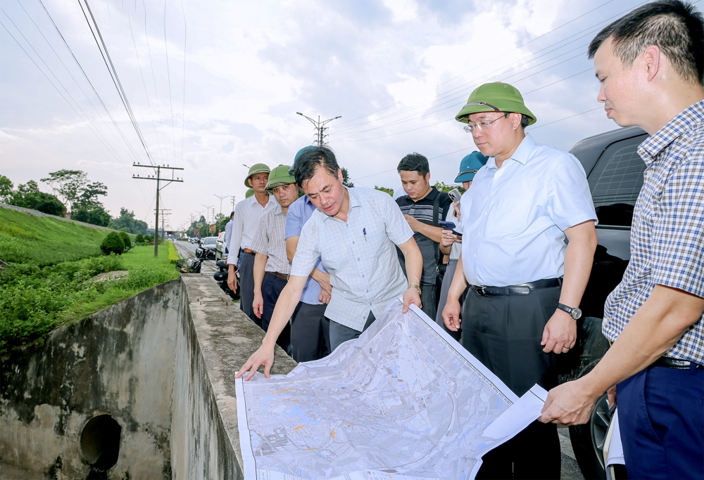 Chủ tịch UBND tỉnh Trần Duy Đông kiểm tra luồng tiêu thoát nước tại hồ Khai Quang, thành phố Vĩnh Yên. 