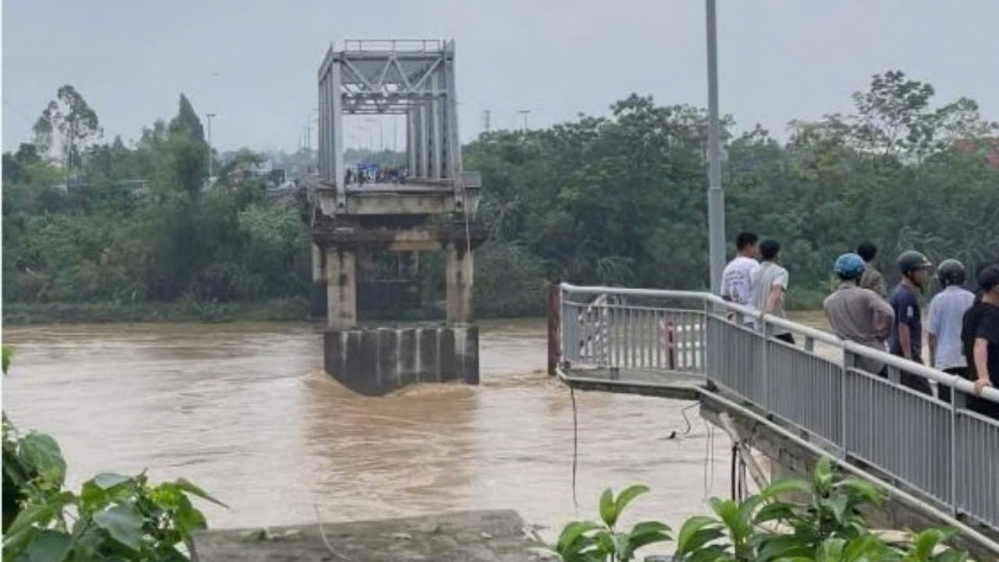 Sập cầu Phong Châu ở tỉnh Phú Thọ, nghi có người và xe rơi xuống sông