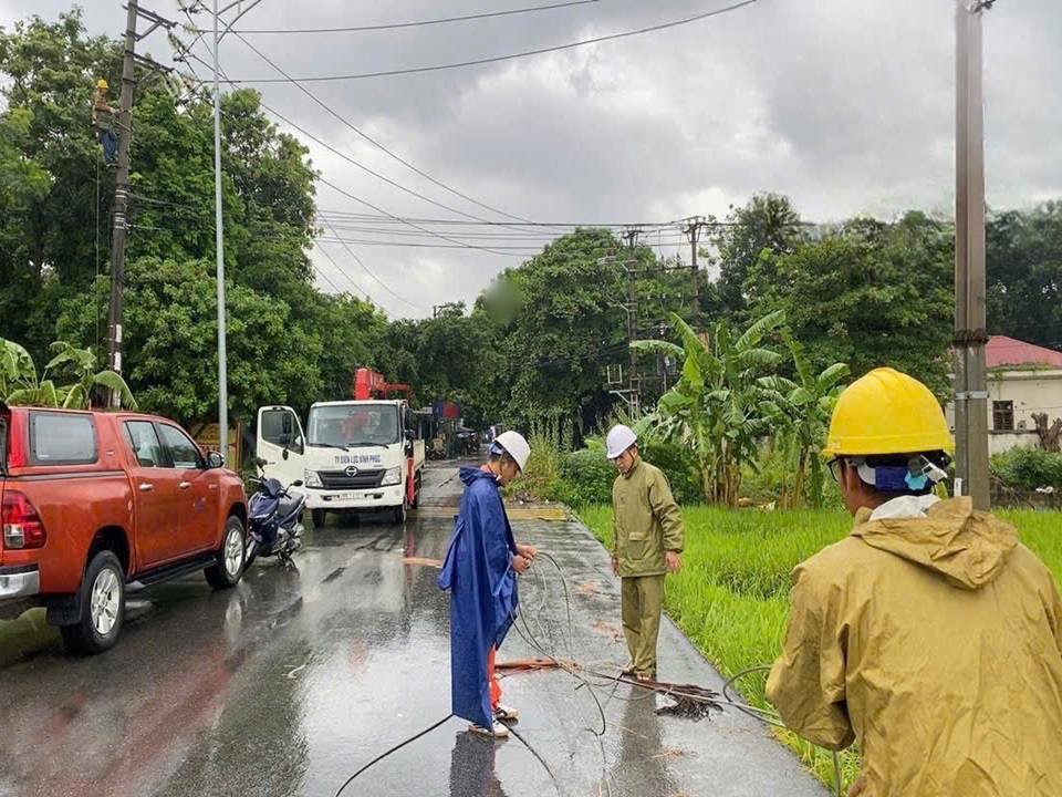 Điện lực thành phố Vĩnh Yên xử lý kịp thời các sự cố về điện do bão số 3 