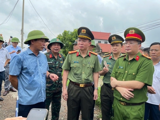 Ông Bùi Văn Quang, Chủ tịch UBND tỉnh Phú Thọ (mặc áo xanh) có mặt tại hiện trường trực tiếp chỉ đạo công tác cứu hộ cứu nạn