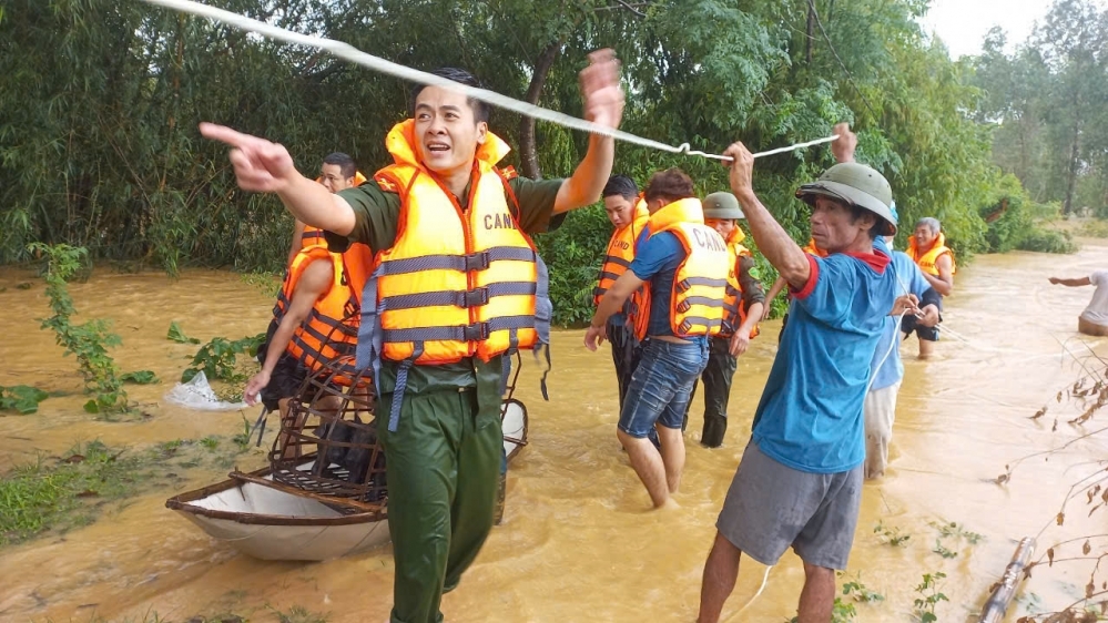 Công an Vĩnh Phúc giúp dân di dời tài sản về nơi an toàn