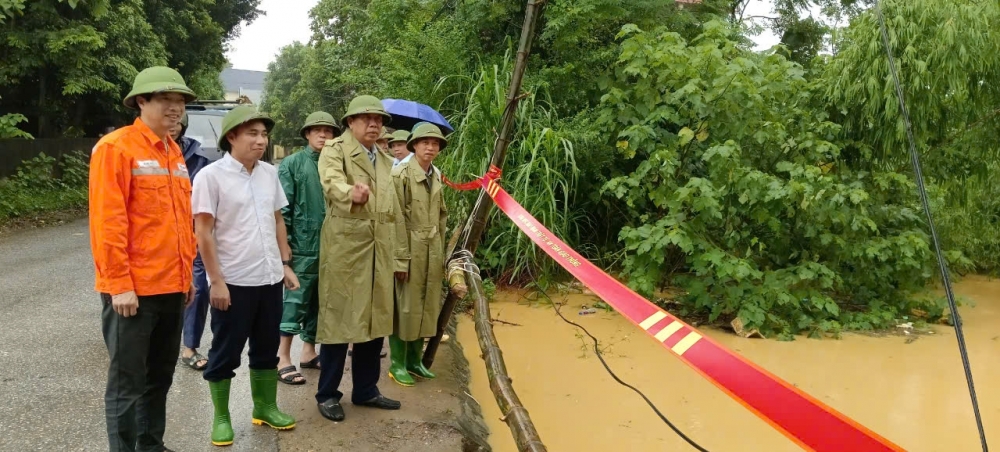 Kiểm tra cầu đen ở thị trấn Hoa Sơn gần sông Phó Đáy