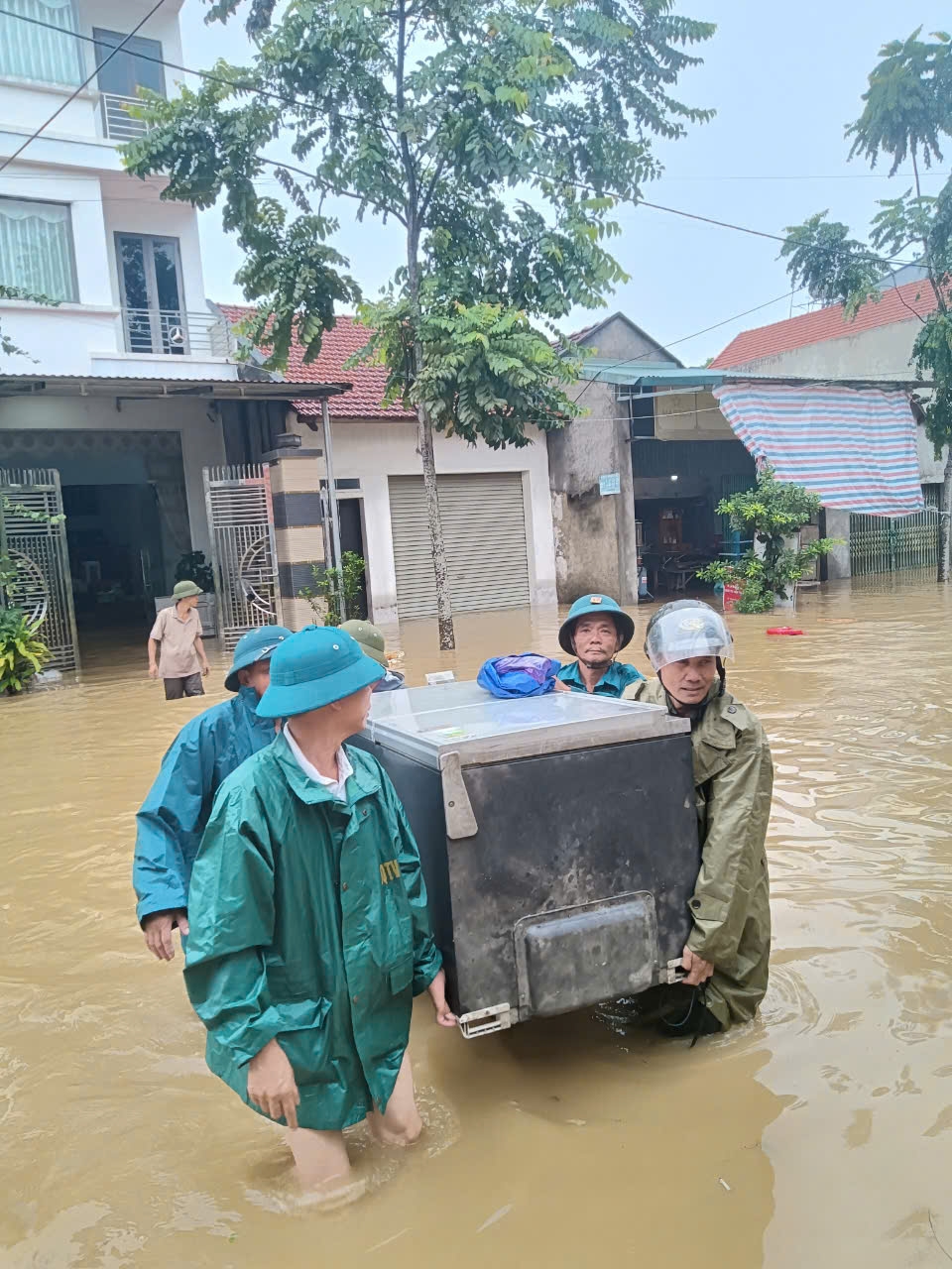 Đi chuyển đồ đạc và con người đến nơi an toàn, xã Sơn đông