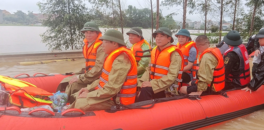   Bí thư Tỉnh ủy Dương Văn An; Phó Chủ tịch UBND tỉnh Vũ Việt Văn cùng lãnh đạo huyện Lập thạch và các ngành chức năng  trực tiếp kiểm tra vùng ngập lụt tại xã Sơn Đông