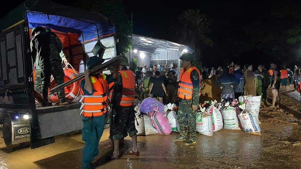 Vỡ đê sông Lô ở Tuyên Quang, lực lượng chức năng khẩn cấp ứng phó