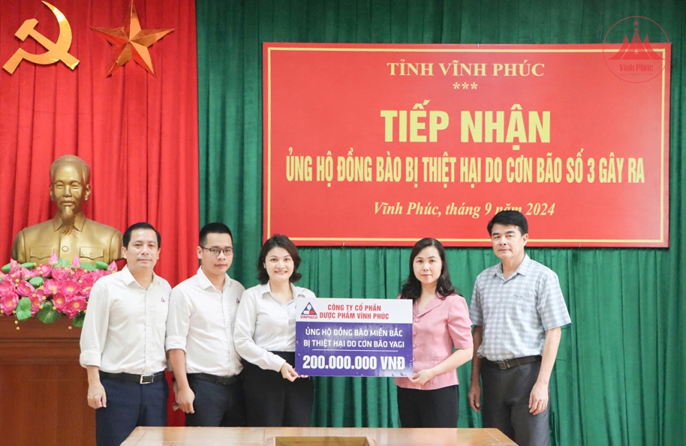 Chủ tịch Ủy ban MTTQ tỉnh Bùi Thị Thu Hằng tiếp nhận ủng hộ của Công ty cổ phần Dược phẩm Vĩnh Phúc.