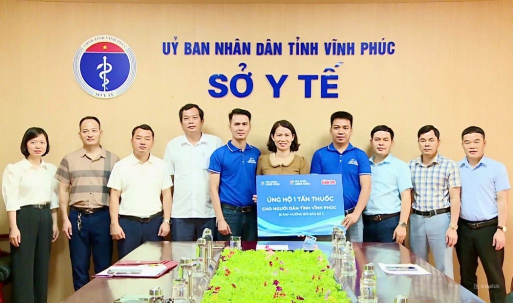 Đồng chí Phùng Thị Thu Hà – Phó Giám đốc Sở Y tế đại diện tiếp nhận thuốc của nhà tài trợ