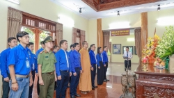 thanh nien vinh phuc dang huong bao cong tai nha tuong niem bac ho