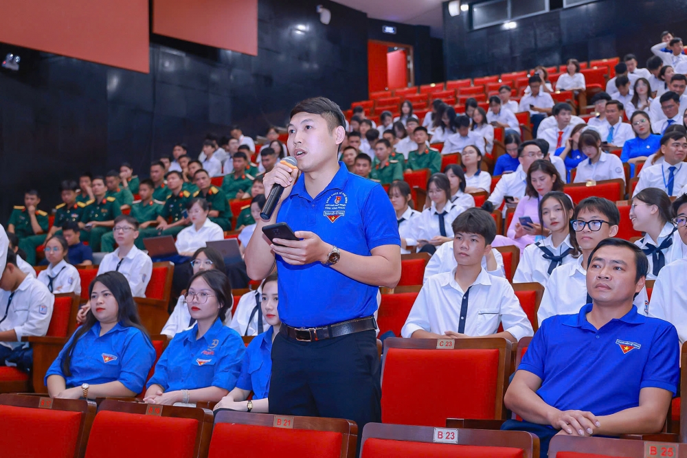 Đoàn viên thanh niên tham gia ý kiến tại hội nghị