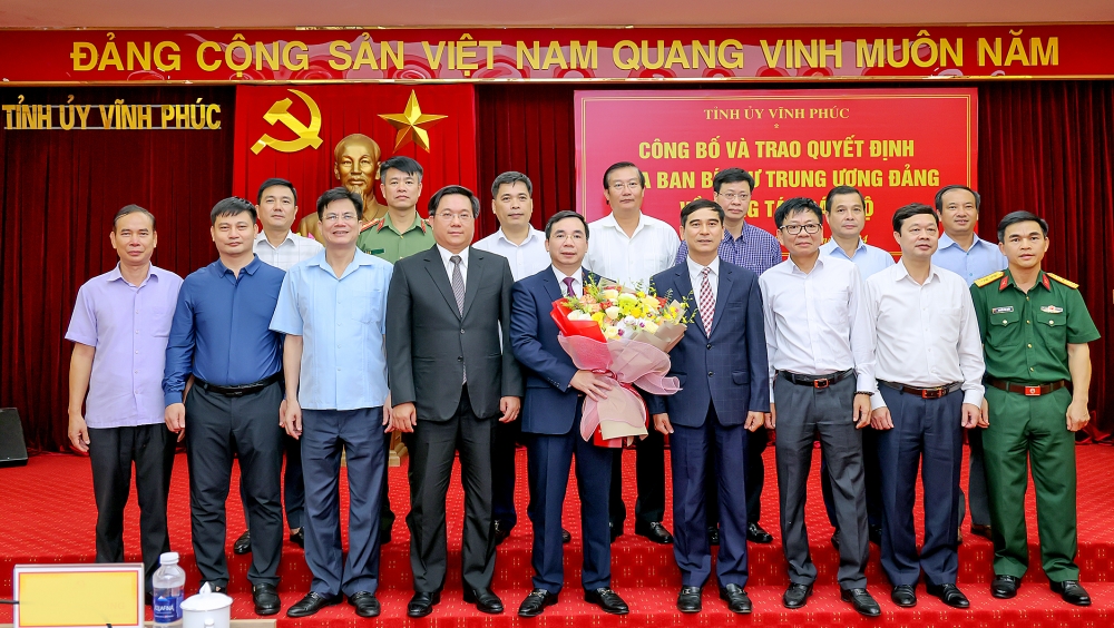 Đại diện Ban Tổ chức Trung ương và lãnh đạo tỉnh Vĩnh Phúc tặng hoa chúc mừng đồng chí Bùi Huy Vĩnh.