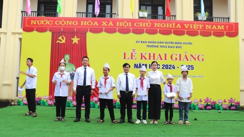 Vĩnh Phúc: Trao tặng học bổng học sinh nghèo có hoàn cảnh đặc biệt khó khăn