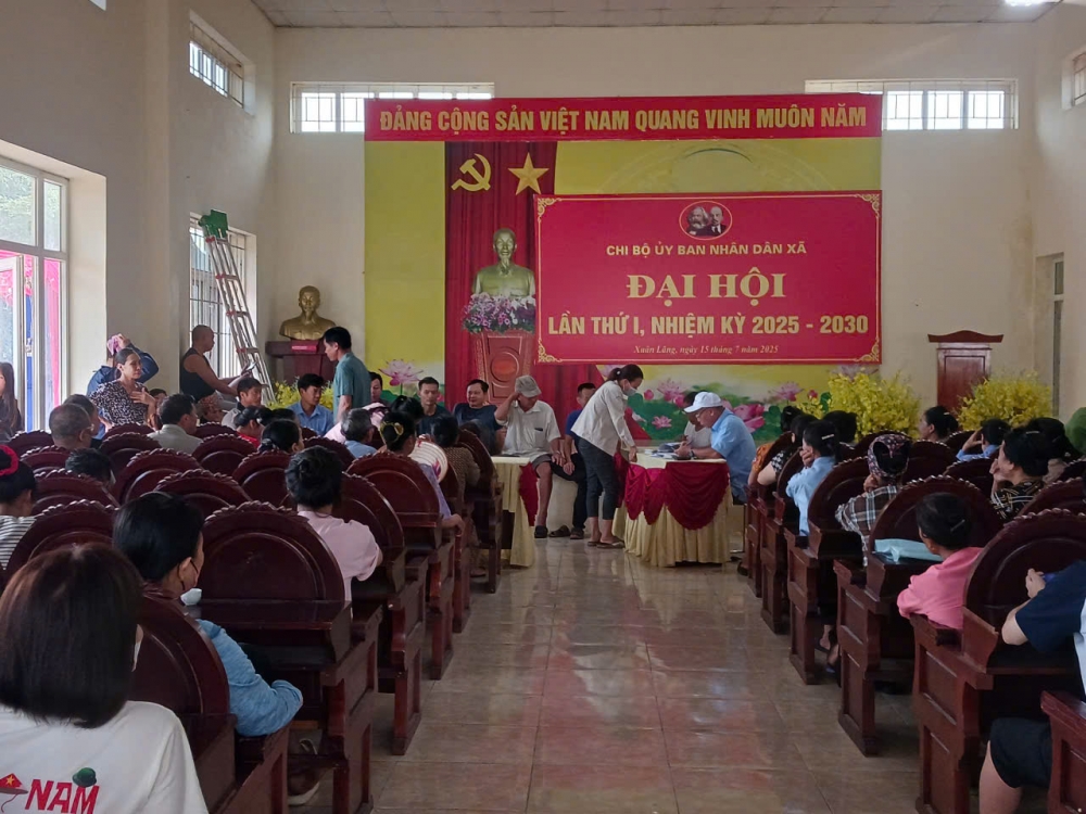 Người dân xã Xuân Lãng nô nức đến nhận quà mừng Quốc khánh 2/9