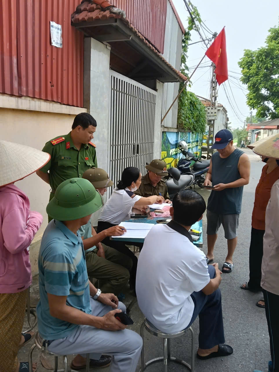 Phú Thọ: Người dân xã Xuân Lãng nô nức đi nhận quà Quốc khánh