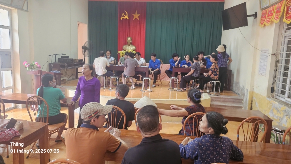 Phú Thọ: Người dân xã Xuân Lãng nô nức đi nhận quà Quốc khánh