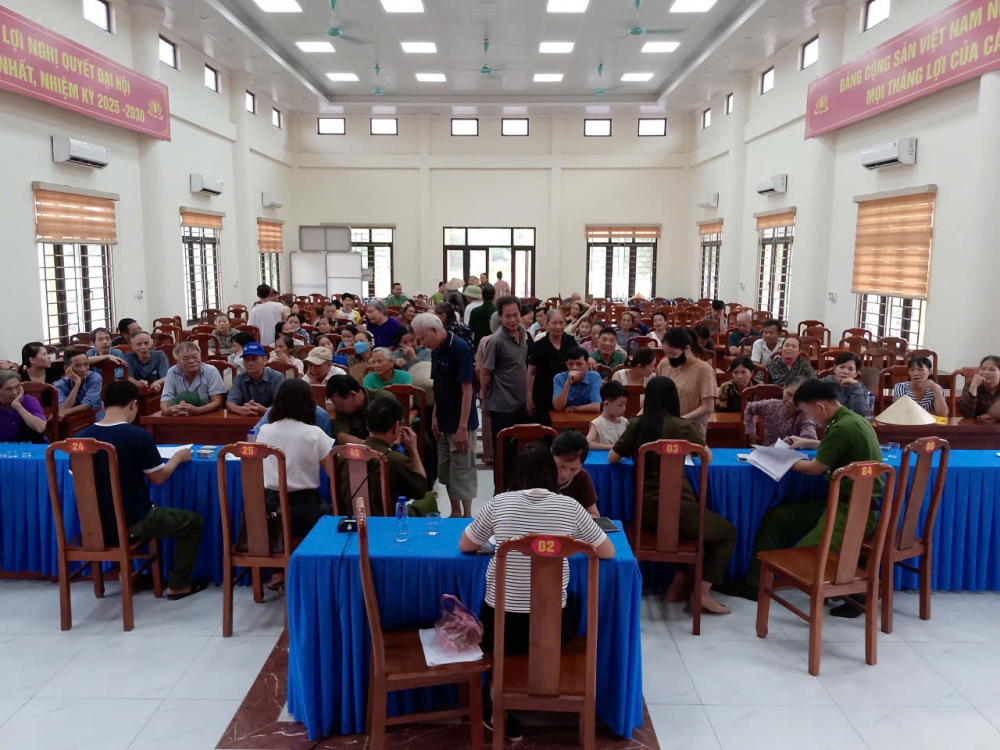 Phú Thọ: Người dân xã Tam Hồng hào hứng nhận quà Quốc khánh 2/9