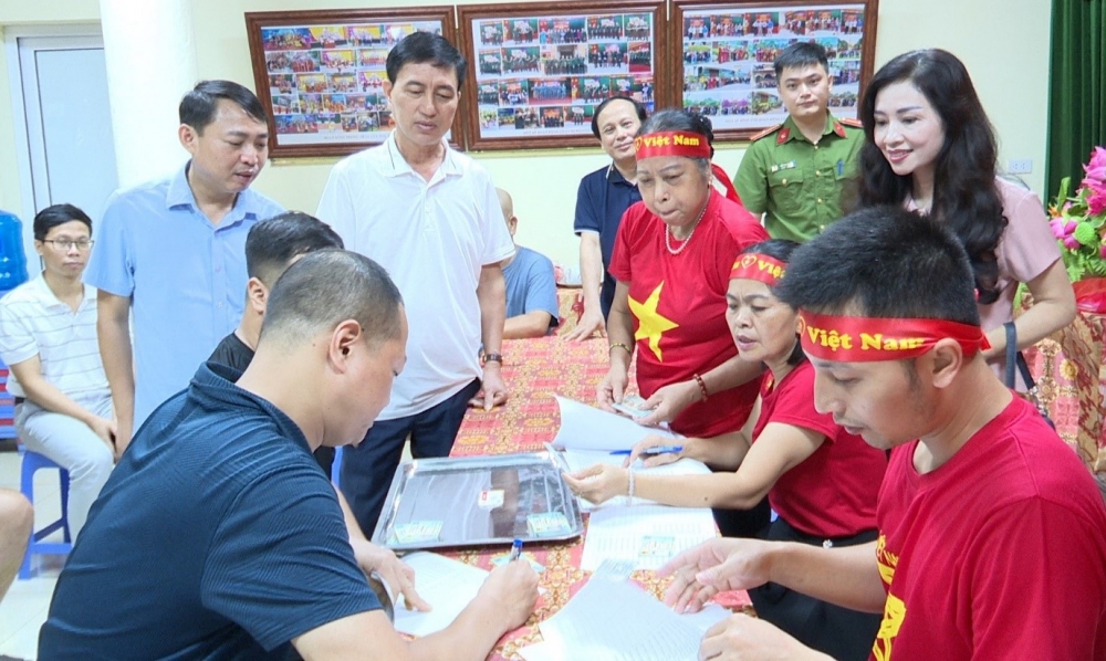 Đ/c Nguyễn Tiến Thông, Phó Bí thư Đảng ủy, Chủ tịch UBND phường; đồng chí Nguyễn Xuân Hòa, Phó Chủ tịch UBND phường đi kiểm tra các điểm phát quà cho Nhân dân