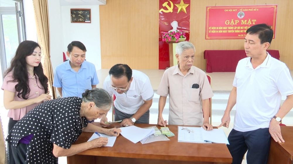 Chủ tịch phường Phúc Yên kiểm tra công tác phát quà 2/9 cho Nhân dân