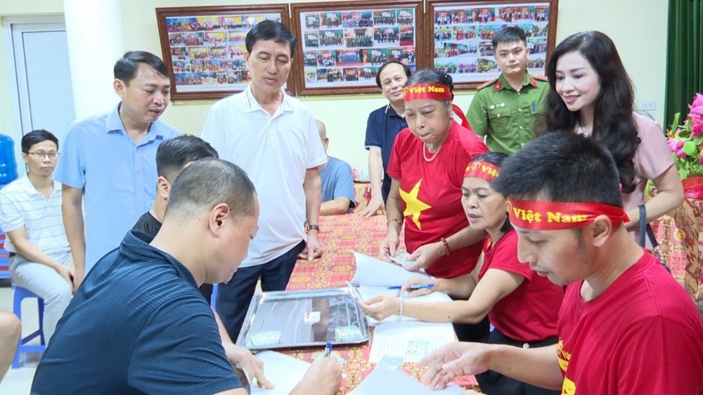 Chủ tịch phường Phúc Yên kiểm tra công tác phát quà 2/9 cho Nhân dân