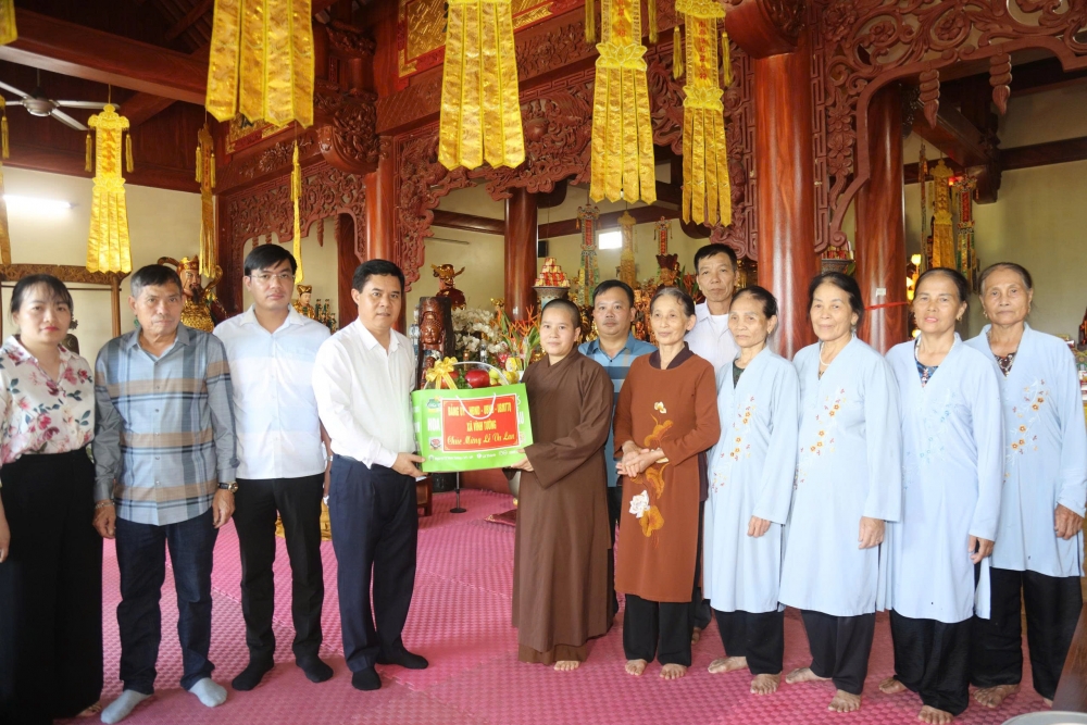 Phú Thọ: Lãnh đạo xã Vĩnh Tường thăm, tặng quà nhân dịp Lễ Vu lan