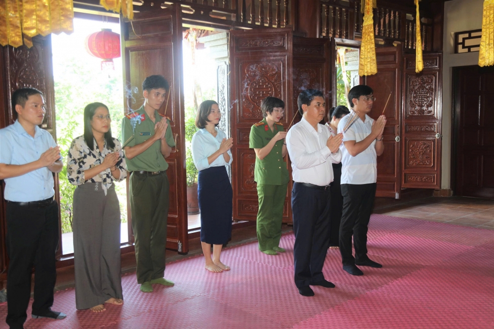 Phú Thọ: Lãnh đạo xã Vĩnh Tường thăm, tặng quà nhân dịp Lễ Vu lan