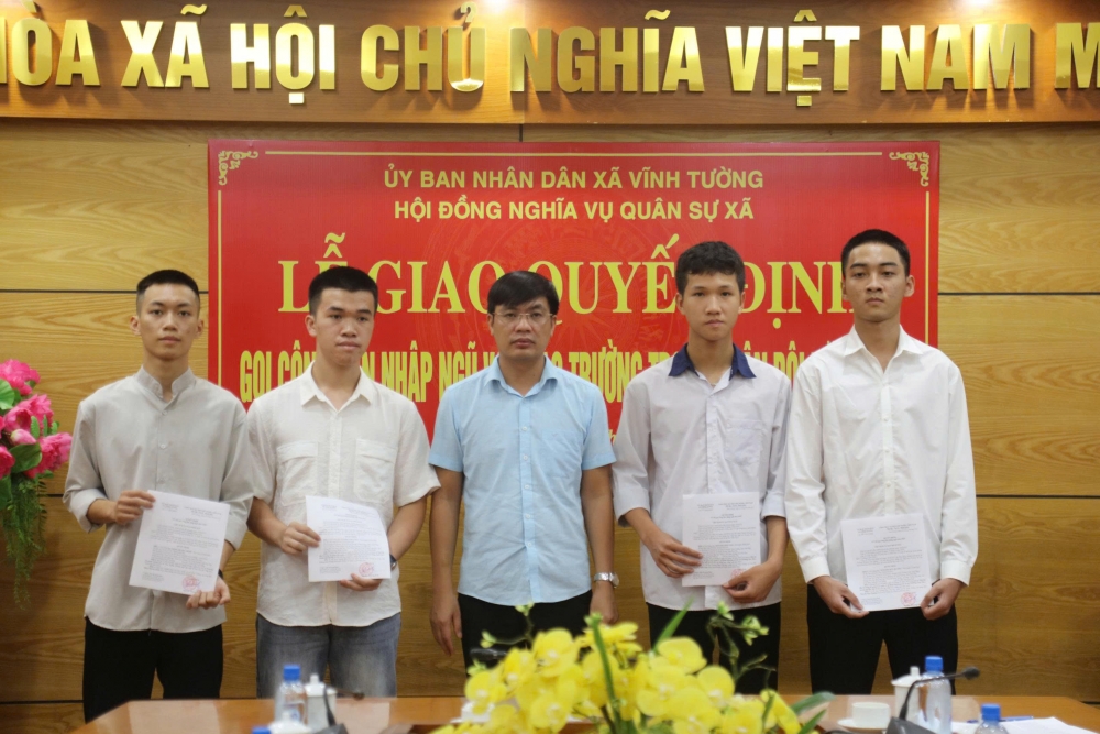 Trao quyết định gọi công dân nhập ngũ vào các trường trong quân đội.