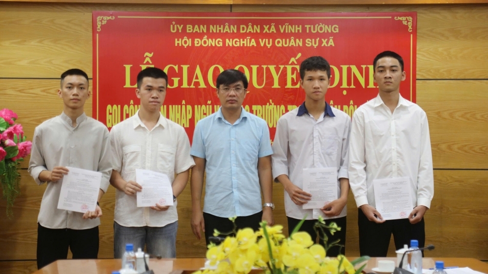 Xã Vĩnh Tường giao quyết định gọi công dân nhập ngũ vào các trường quân đội