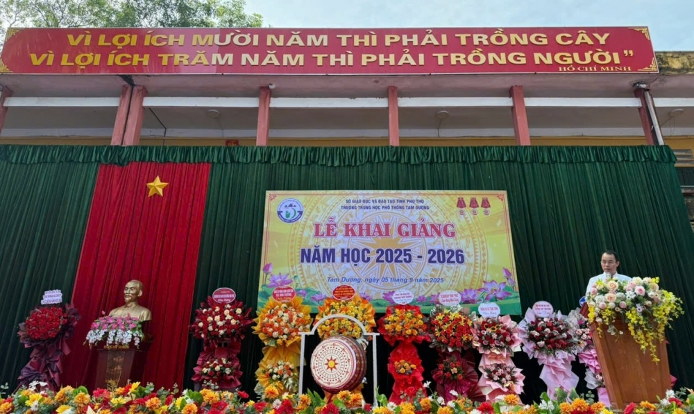 Thầy Phan Hồng Hiệp ( ảnh trên) – Hiệu trưởng 