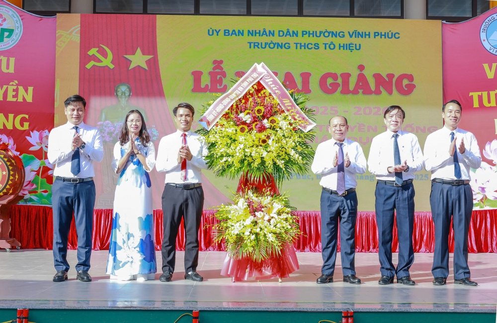 Phó Bí thư Tỉnh ủy Phú Thọ Bùi Đức Hinh và các đại biểu tặng hoa chức mừng nhà trường.